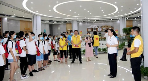 萍乡市图书馆迎来受助贫困学生参观体验