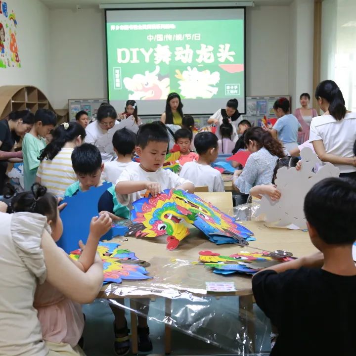 萍乡市图书馆开展“我们的节日·端午”DIY舞动龙头阅读推广活动